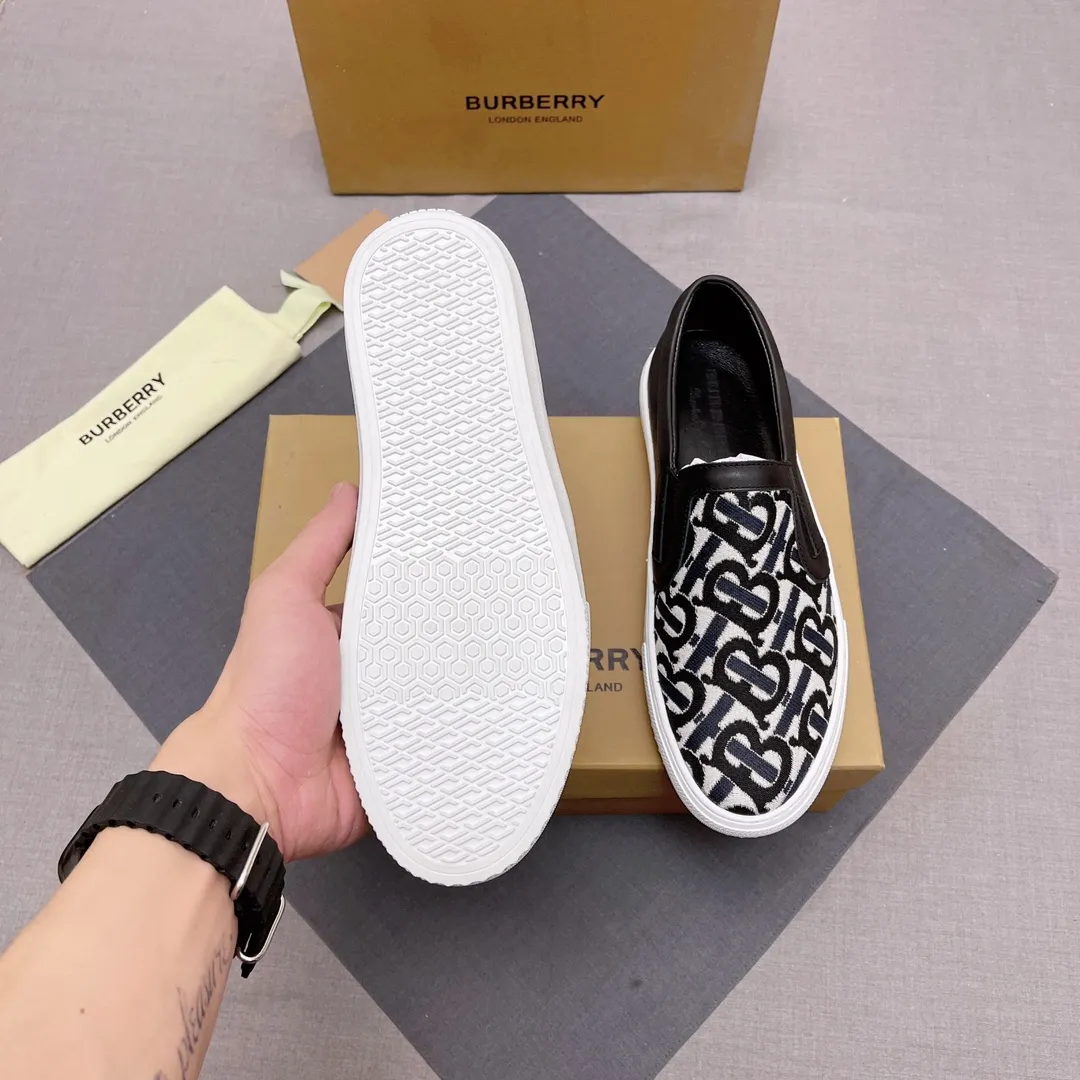 ◾️▫️P360. B's 2023 spring and summer new product, men's classic low-top slip-on sneakers, made of classic retro B's printed canvas material, spliced ​​with layered calfskin, and decorated with a new brand logo. First-layer cowhide lining, embossed Burberry logo on the heel, and original TPU outsole! Size: 38-45 No. 004